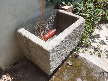 Vasca abbeveratoio in pietra