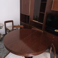 soggiorno con tavolo e sedie 