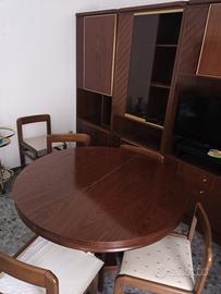 soggiorno con tavolo e sedie 