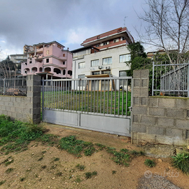 Camerone con ampio cortile