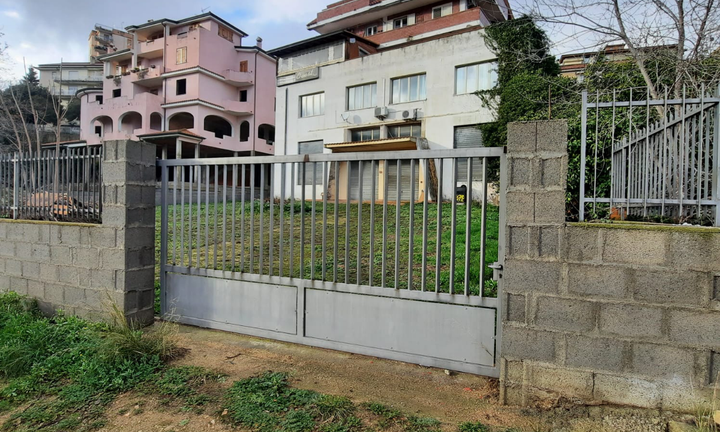 Camerone con ampio cortile