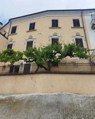 Casa indipendente di 480 m² con più di 5 locali e 