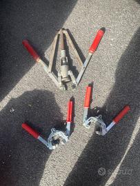 Attrezzo per imbottigliare vino o altro