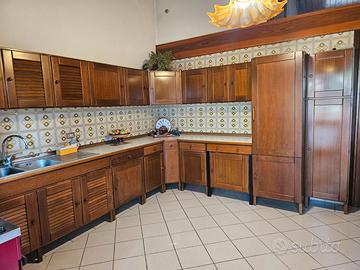 Cucina  Schiffini in legno con elettrodomestici