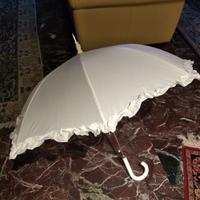 Ombrello bianco per feste di matrimonio