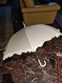 Ombrello bianco per feste di matrimonio