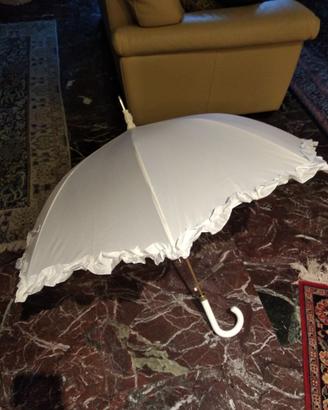 Ombrello bianco per feste di matrimonio