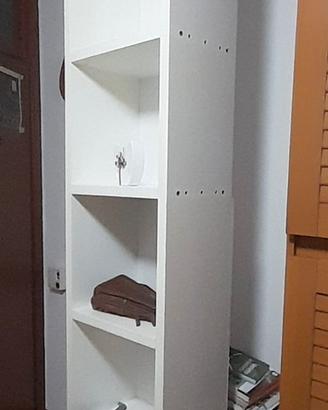 Libreria bianca in legno