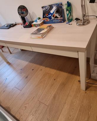 Scrivania in legno. Prezzo trattabile 