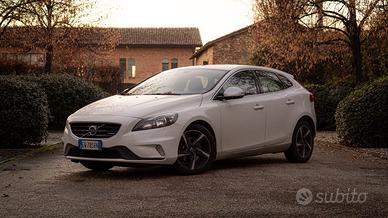 Volvo v40 t3 r-design