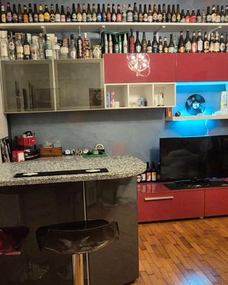 Soggiorno moderno completo con zona bar