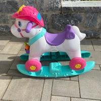 Cavallino a dondolo bambina