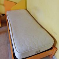 Letto Colombini con rete a doghe.