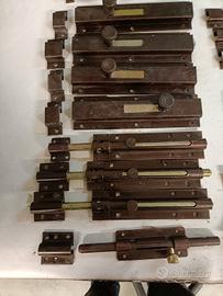 catenacci per finestre stock 