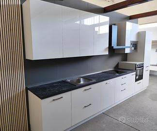 Cucina nuova completa di elettrodomestici
