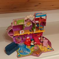 Casetta con topolina e caserma dei pompieri