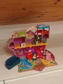 Casetta con topolina e caserma dei pompieri