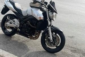 Bella MOTO con casco e bauletto