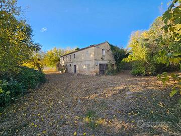 CASALE CON CORTE DA RISTRUTTURARE