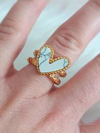 Anello donna cuore acciaio dorato – pietra bianca