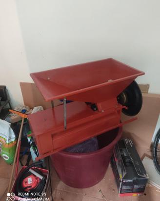 Pigia diraspatrice per uva