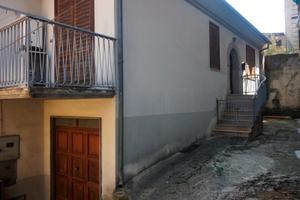 Appartamento autonomo con giardino, box e cantina