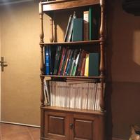 Etagere in legno con colonnine sagomate