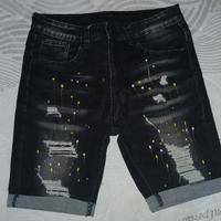 Pantaloncini corti, strappati.