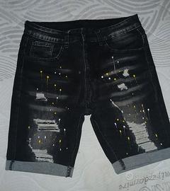Pantaloncini corti, strappati.