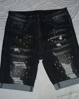 Pantaloncini corti, strappati.
