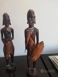 Coppia di statue etniche in legno