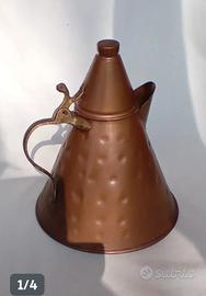 Antica teiera in  rame martellato 