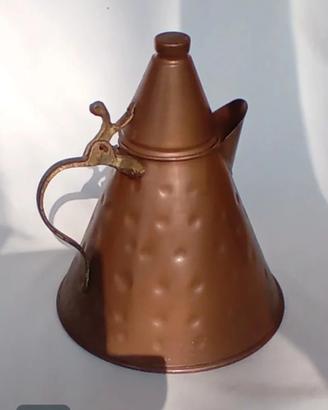 Antica teiera in  rame martellato 