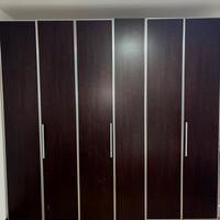 Armadio colore marrone scuro