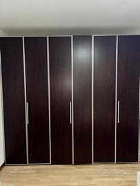 Armadio colore marrone scuro