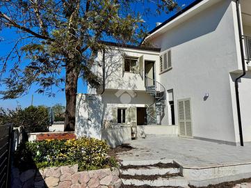 VILLA A SCHIERA A TERRACINA
