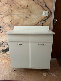 Mobile credenza