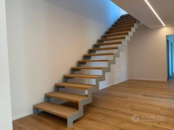 scala con gradini in faggio nuova