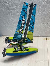 Lego technic 42105 catamarano