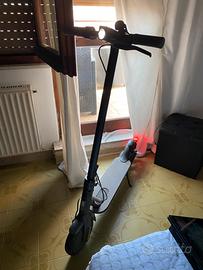 Monopattino Xiaomi Mi Electric Scooter Essential