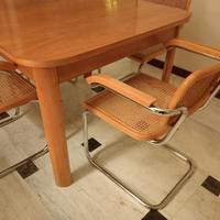 Tavolo quadrato in legno olmo con sedie iconiche