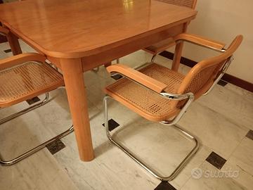 Tavolo quadrato in legno olmo con sedie iconiche