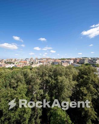 AMPIO APPARTAMENTO CON TERRAZZO PANORAMICO E BOX A