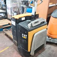 transpallet elettrico con pedana Cat usato