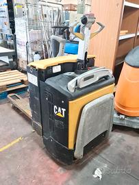 transpallet elettrico con pedana Cat usato