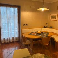 Cucina completa di tavolo e panca