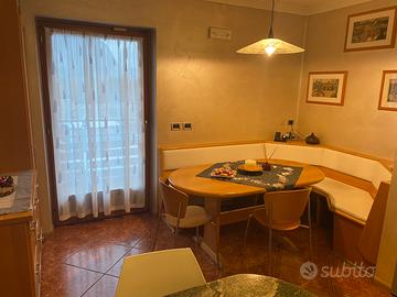 Cucina completa di tavolo e panca