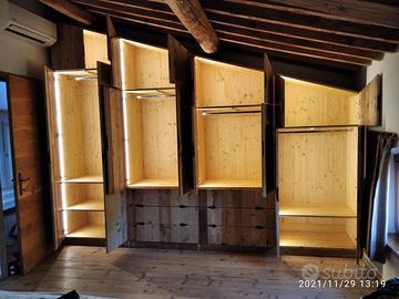 armadio con letto comodini in legno abete vecchio