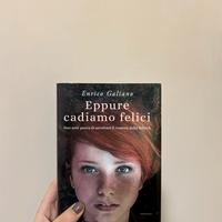 Eppure cadiamo felici