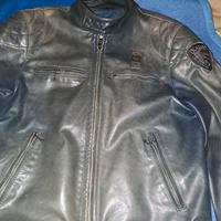 Blauer biker in pelle